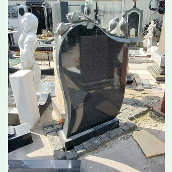 Памятник из черного карельского диаббаза